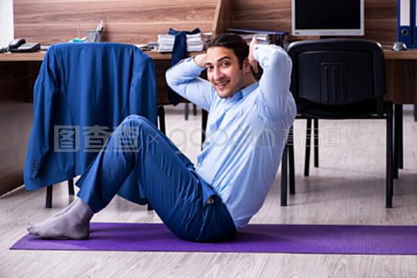 職場新風(fēng)景 年輕商人的工作間歇健身熱潮